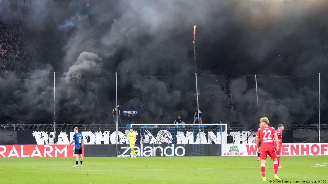 Aficionados del Waldhof Mannheim encendieron material pirotécnico en las gradas (21.08.2026) Aficionados del Waldhof Mannheim encendieron material pirotécnico en las gradas (21.08.2026)