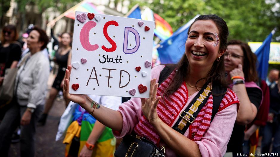 Десятки тысяч вышли на парад Christopher Street Day в Бремене и Магдебурге