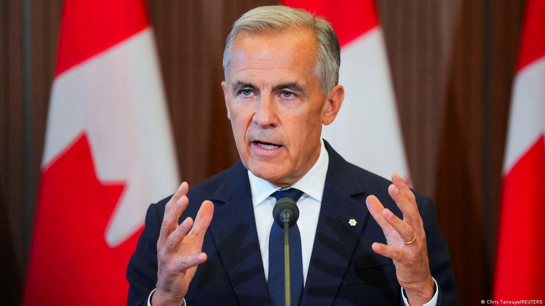 Kürsüde mikrofon önünde konuşma yapan Mark Carney, arka planda Kanada bayraklarının yer aldığı bir salonda ellerini havaya kaldırarak açıklamalarda bulunuyor Kürsüde mikrofon önünde konuşma yapan Mark Carney, arka planda Kanada bayraklarının yer aldığı bir salonda ellerini havaya kaldırarak açıklamalarda bulunuyor
