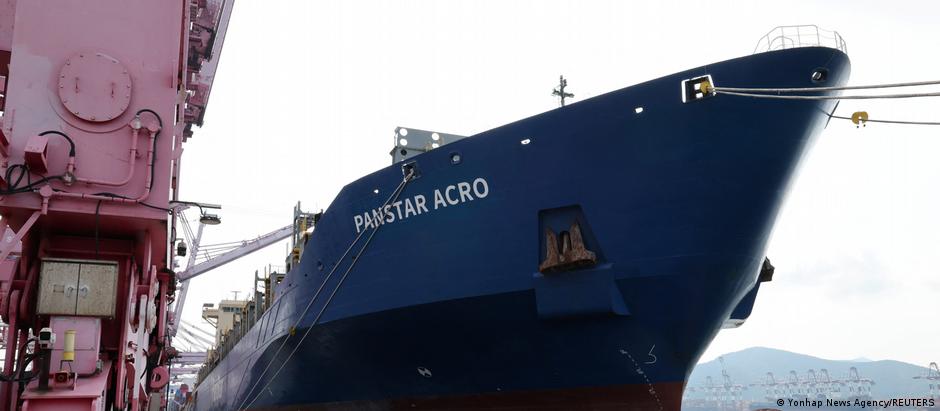 O navio porta-contêiners PanStar Acro parte de Busan para uma viagem de teste pelo Ártico