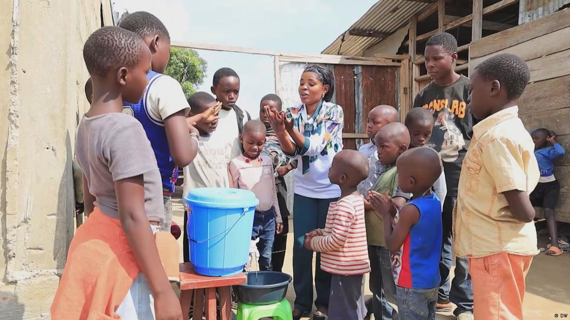 Sobrevivientes del ébola en la República Democrática del Congo participan en labores comunitarias. Sobrevivientes del ébola en la República Democrática del Congo participan en labores comunitarias.