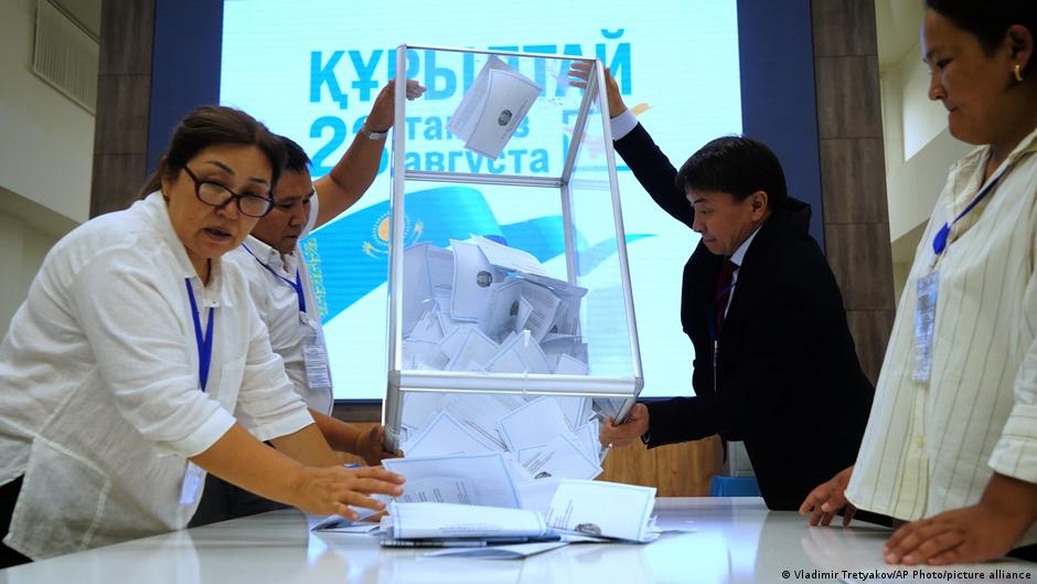 Экзитполы: На выборах в Казахстане лидирует пропрезидентская "Адилет"