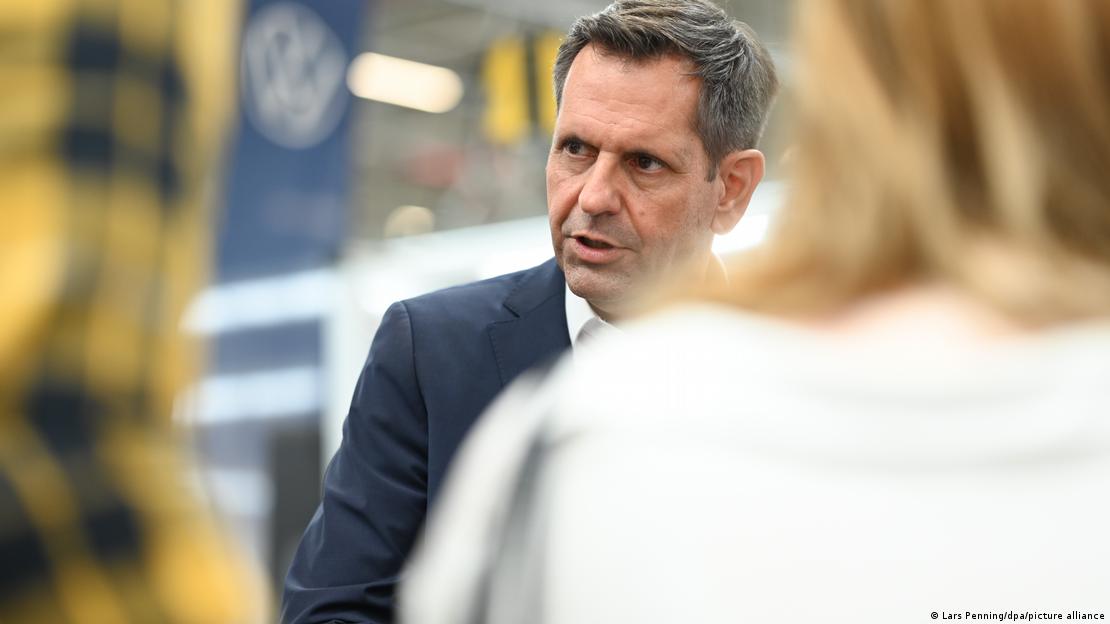 Deutschland Emden 2025 | Olaf Lies im VW-Werk Emden vor Autoindustrie-Gipfel Deutschland Emden 2025 | Olaf Lies im VW-Werk Emden vor Autoindustrie-Gipfel