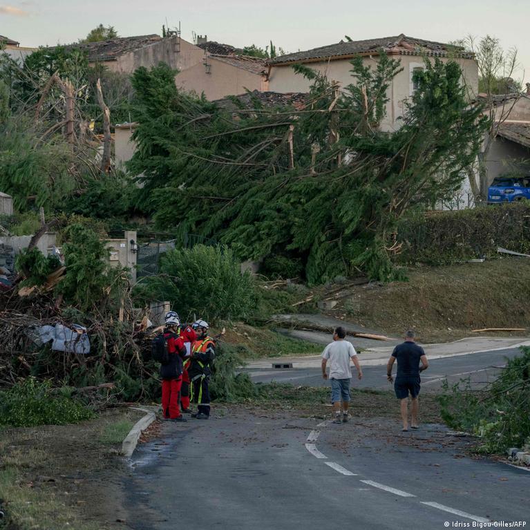 Tornado rips roofs off homes in southwestern France, damaging hundreds of houses and injuring dozens; authorities set up shelters and deploy 120 firefighters