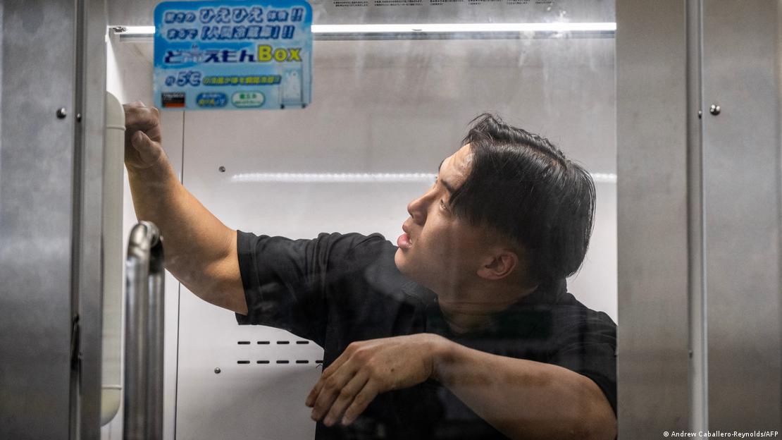Un trabajador japonés hace una refrescante pausa, metido en un refrigerador diseñado para recibir a seres humanos.