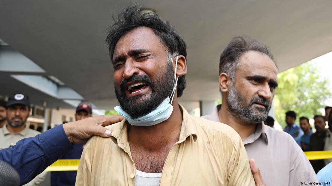 Pakistan'da hastanede çıkan yangından bebeğini kaybeden bir baba ağlıyor. Yanındaki kişiler onu teselli ediyor Pakistan'da hastanede çıkan yangından bebeğini kaybeden bir baba ağlıyor. Yanındaki kişiler onu teselli ediyor