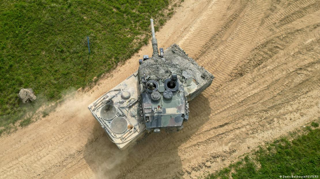 İsviçre ordusunun "Leopard 2" tankıyla gerçekleştirdiği bir tatbikat