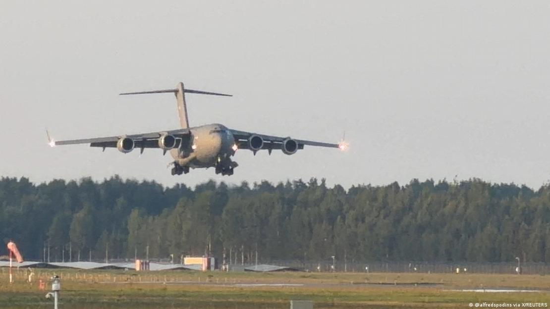 CIA Direktörü John Ratcliffe'ı taşıdığı düşünülen C-17 tipi askeri nakliye uçağı, Letonya'nın Riga kenti yakınlarına iniş yapıyor CIA Direktörü John Ratcliffe'ı taşıdığı düşünülen C-17 tipi askeri nakliye uçağı, Letonya'nın Riga kenti yakınlarına iniş yapıyor