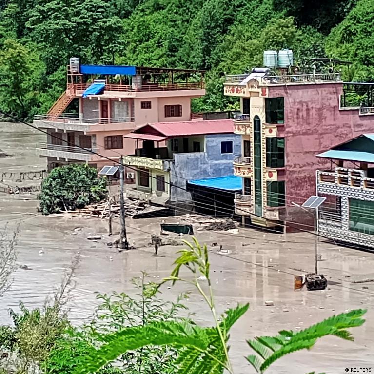 Nepal'de sel felaketi: 384 turist kayıp