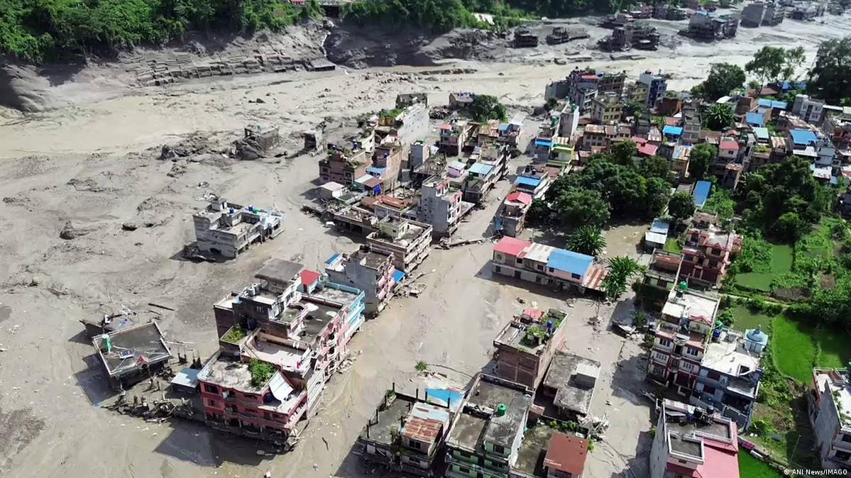 Nepal y China buscan a casi 1.400 desaparecidos tras riadas