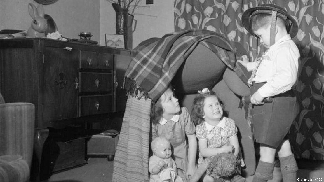 Londres, 1943. Niños juegan a refugiarse de los bombardeos, una escena cotidiana de la guerra que marcó su infancia.