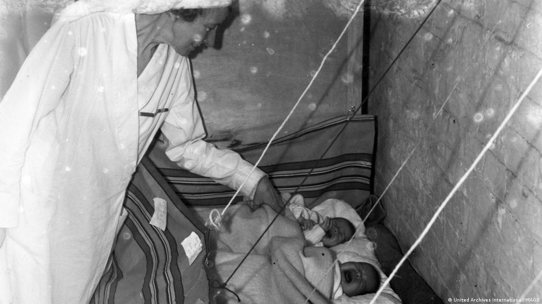 Niños pequeños en un refugio antiaéreo, una imagen de la generación cuya primera infancia transcurrió bajo las restricciones de la guerra.
