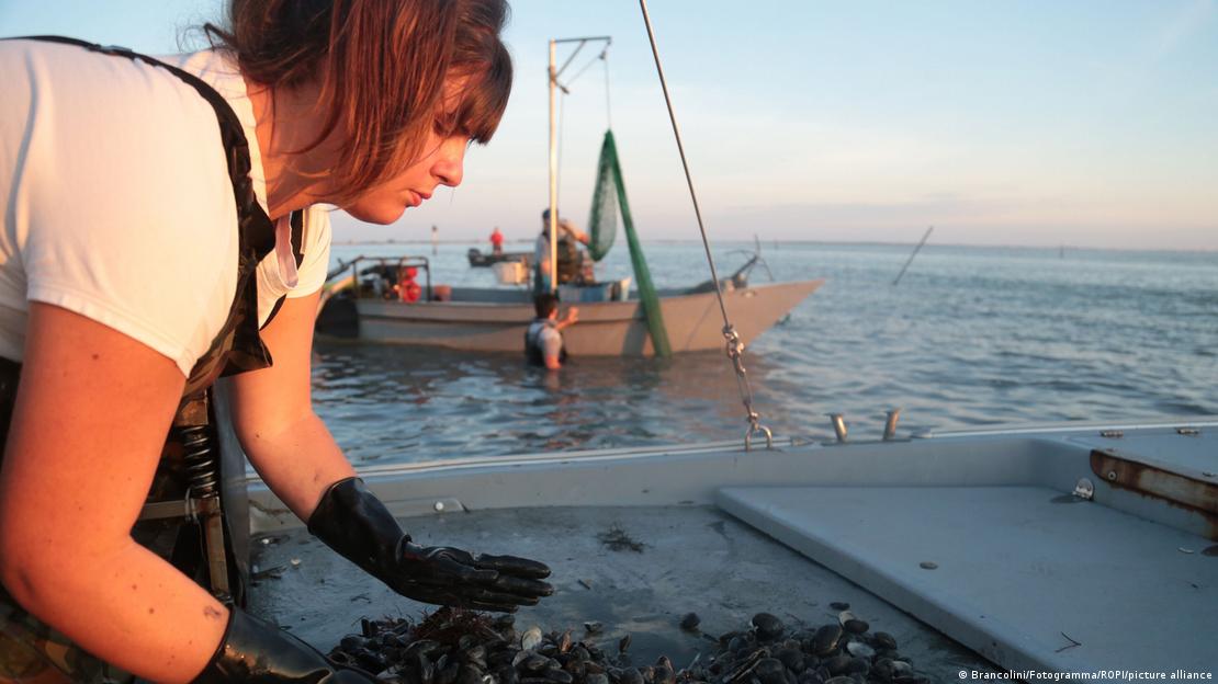 Pescadora em uma embarcação no mar