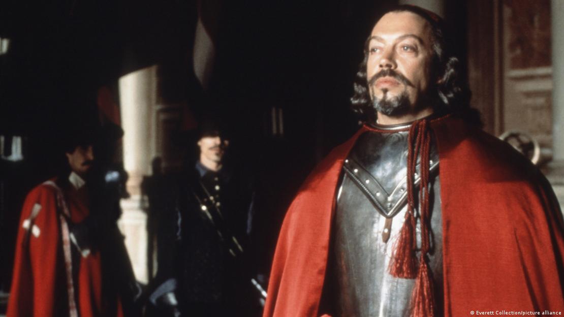 En 1993, Tim Curry encaró al Cardenal Richelieu en "Los tres mosqueteros".