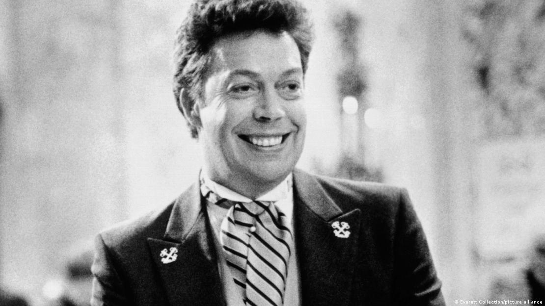 Tim Curry como el conserje regañón en "Mi pobre angelito 2: perdido en Nueva York", película en la que también apareció Donald Trump.