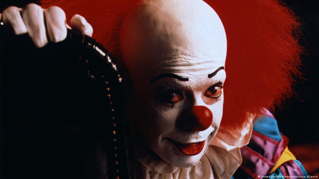 Tim Curry también interpretó al payaso bailarín Pennywise en la miniserie de 1990 basada en la novela "Eso".
