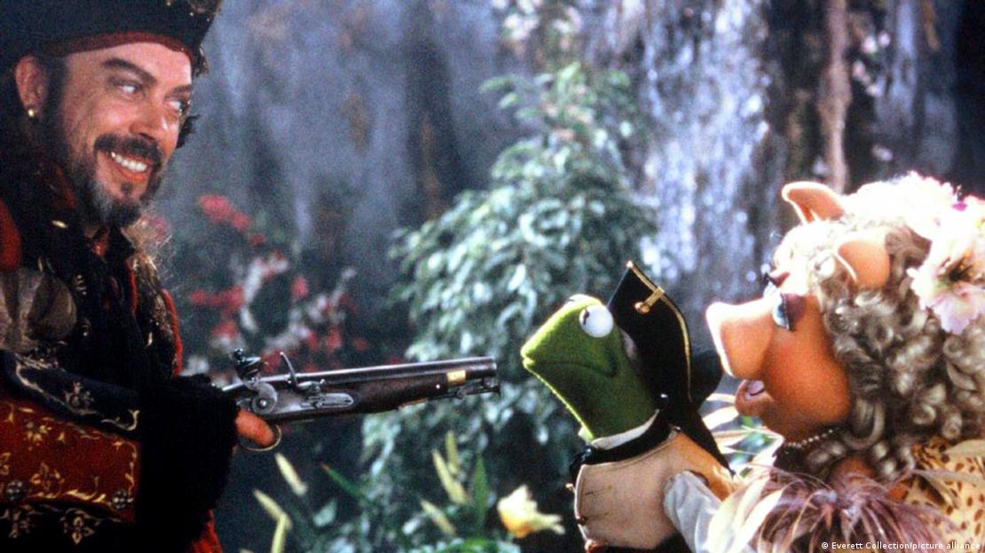 Tim Curry alternó con La Rana René y Miss Piggy en "Los Muppets en la Isla del Tesoro".