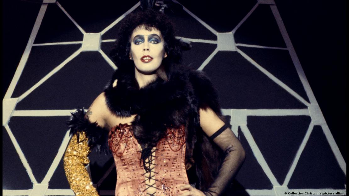 Tim Curry como el Dr. Frank N. Furter, el papel que lo llevó a la fama mundial con "El show del terror de Rocky".