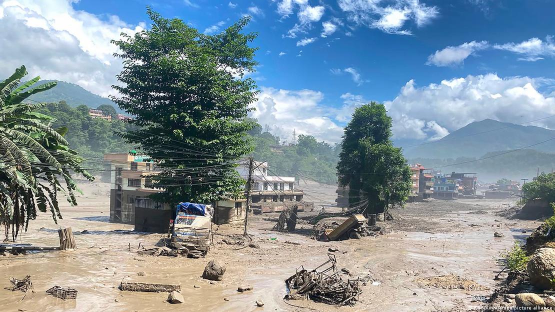 Esta imagen, facilitada por la agencia Xinhua, muestra una zona afectada por inundaciones repentinas en el distrito de Nuwakot, en Nepal. (26.08.2026) Esta imagen, facilitada por la agencia Xinhua, muestra una zona afectada por inundaciones repentinas en el distrito de Nuwakot, en Nepal. (26.08.2026)