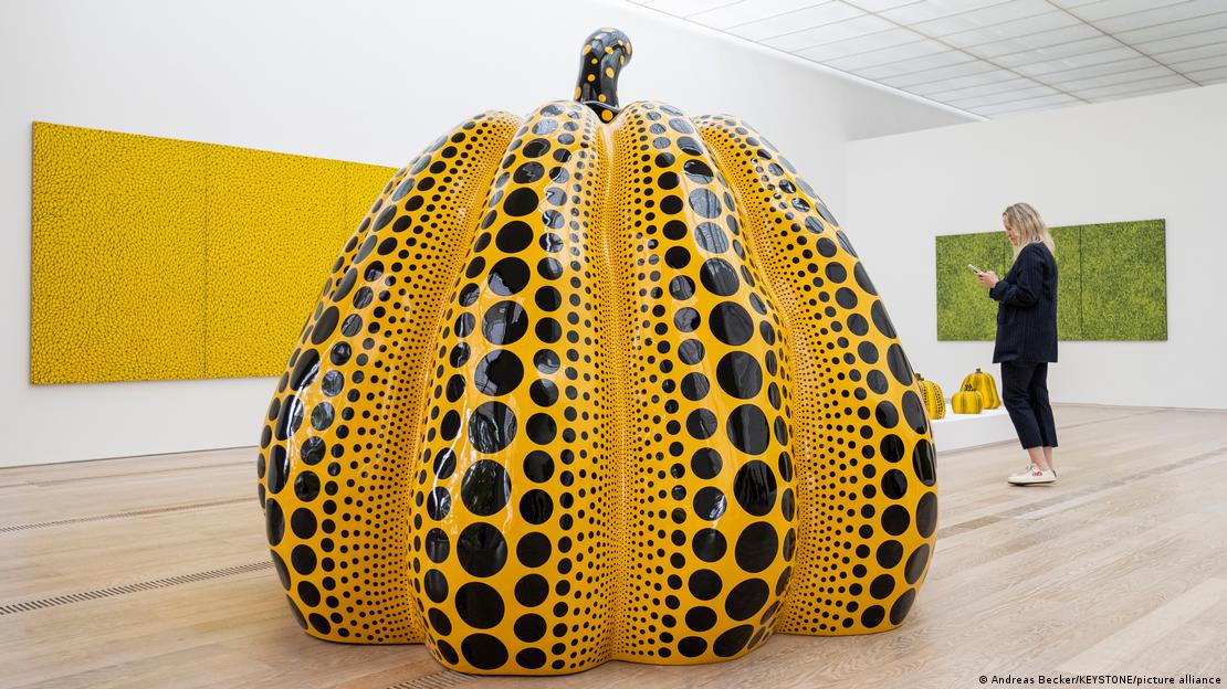 En la exposición de Yayoi Kusama de 2025, que tuvo lugar en la Fondation Beyeler de Suiza, se pudo ver una calabaza gigante de color amarillo mostaza con puntos negros.