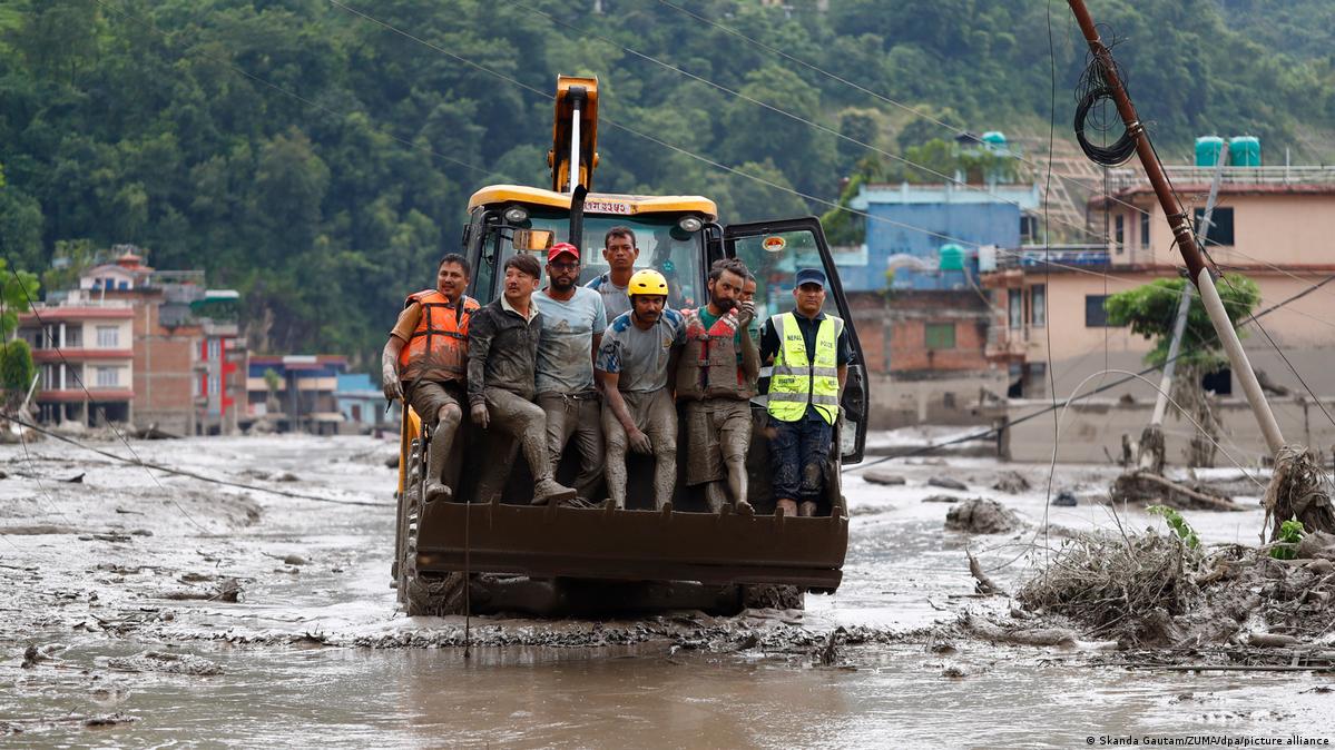 Nepal 2026 | Rescue personnel use bulldozers to reach people
