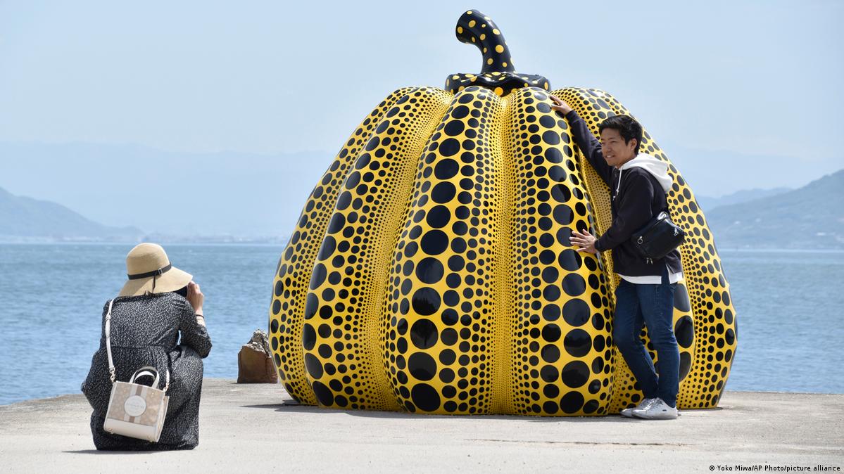 Japan Naoshima 2023 | Yayoi Kusamas Skulptur "Pumpkin" auf der Kunstinsel 巨大南瓜装置艺术是草间弥生最知名的创作之一。