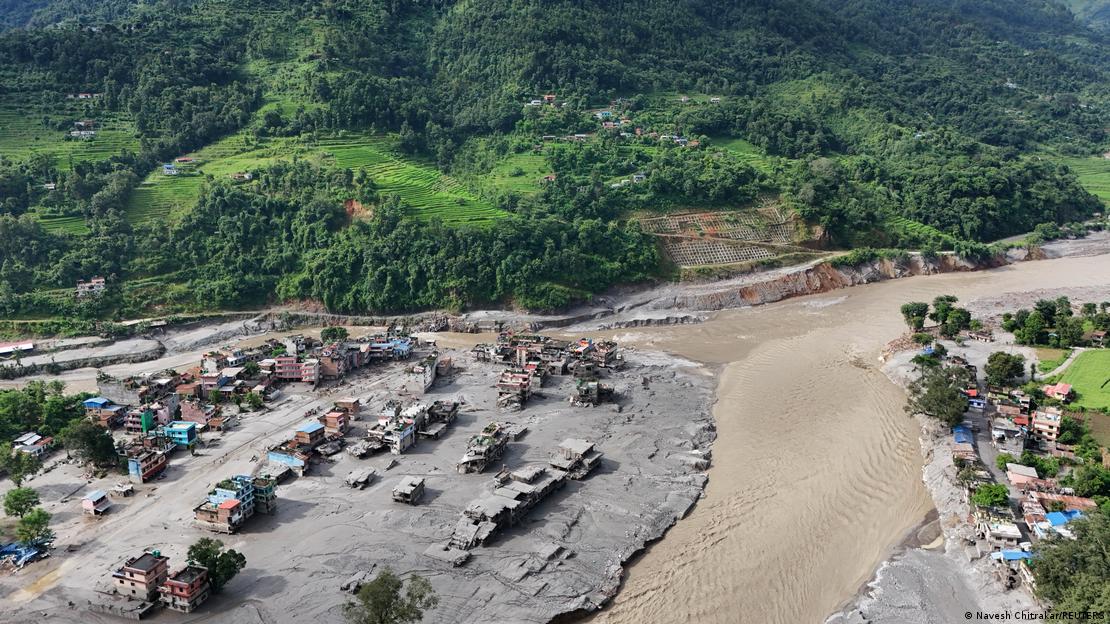 Vilarejo soterrado pela lama no Nepal