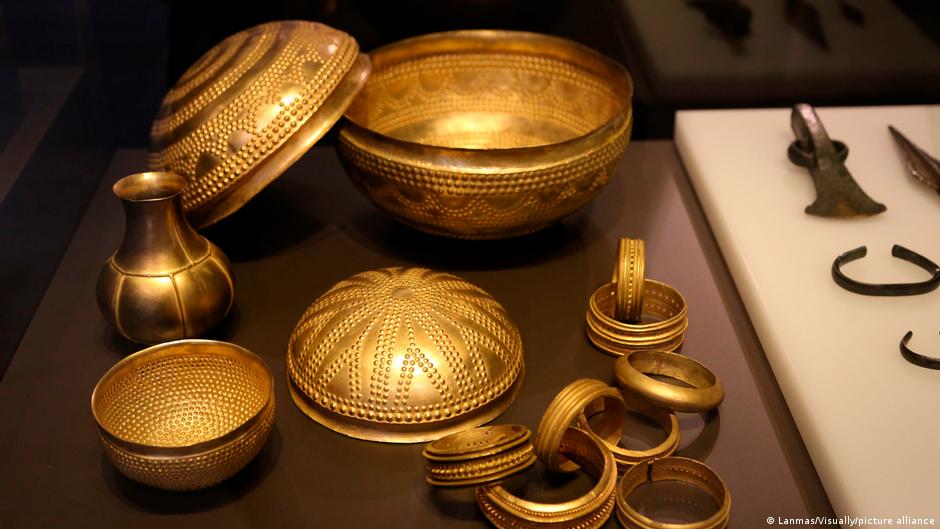 Spain: Thieves steal Bronze Age gold in lightning raid on Villena Museum
