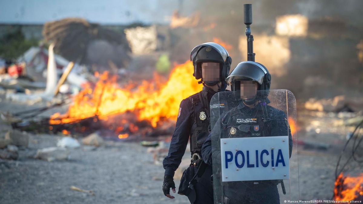 Polis, etirazçılar düşərgənin hissələrini yandırmağa başlayanda müdaxilə etməli oldu Şəkil: Marcos Moreno/EUROPA PRESS/dpa/picture alliance
