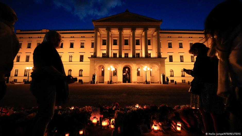 Noruegos en vigilia frente a palacio por salud del rey Harald