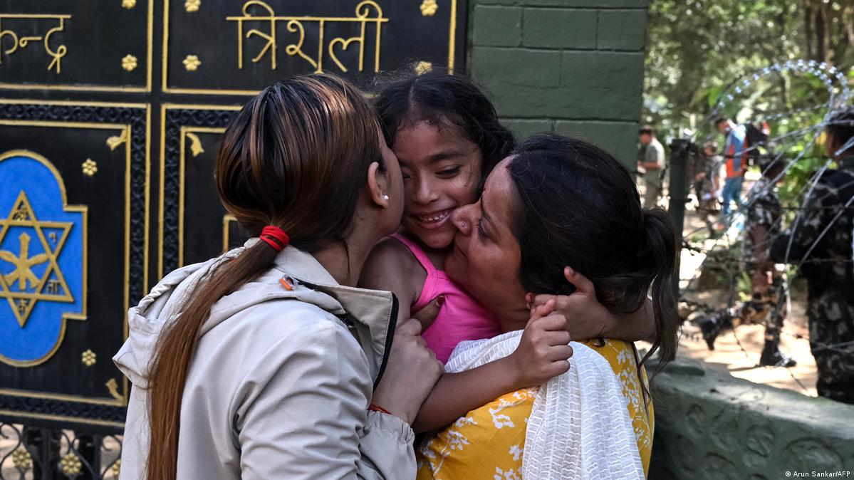 Nepal Nuwakot 2026 | Mädchen wird nach Rettung aus Flutgebiet von Familie umarmt 2026年8月28日,在尼泊尔努瓦科特县特里苏里营地,一名女孩从山洪暴发现场获救后,被家人紧紧拥入怀中。