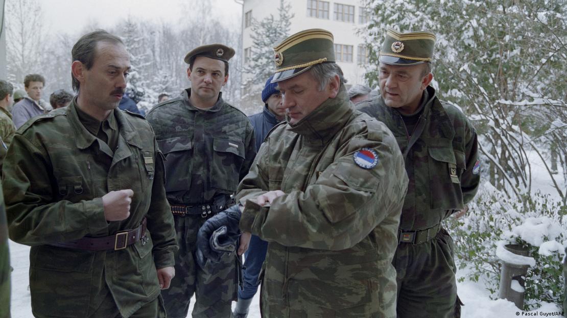 Ratko Mladiq në kazermën e Lukavicas në vitin 1994