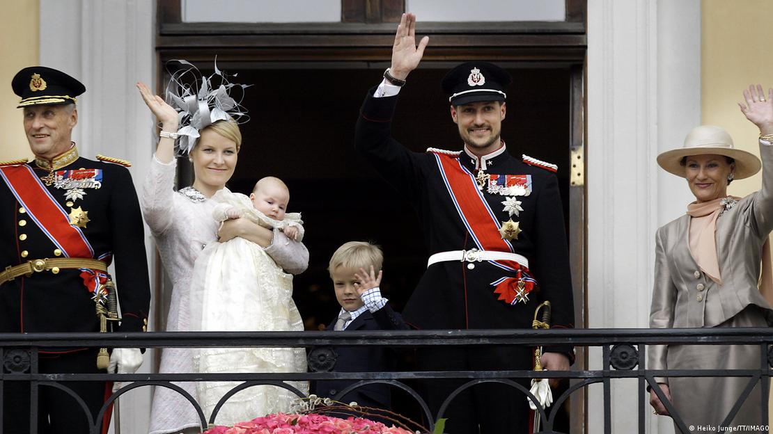 O rei Haakon 8º com a esposa, Mette-Marrit, e os dois filhos do casal em foto de 2004