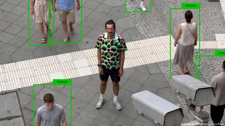 Crean una camisa hawaiana capaz de burlar el reconocimiento por IA