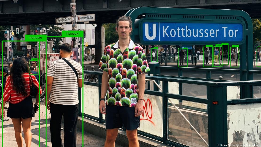 El estampado de "Digital Camouflage" combina manchas rosas, verdes y naranjas para confundir al algoritmo de detección. El estampado de "Digital Camouflage" combina manchas rosas, verdes y naranjas para confundir al algoritmo de detección.