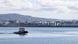 Barco chega ao porto de Reykjavik, ao fundo, edifícios da capital islandesa