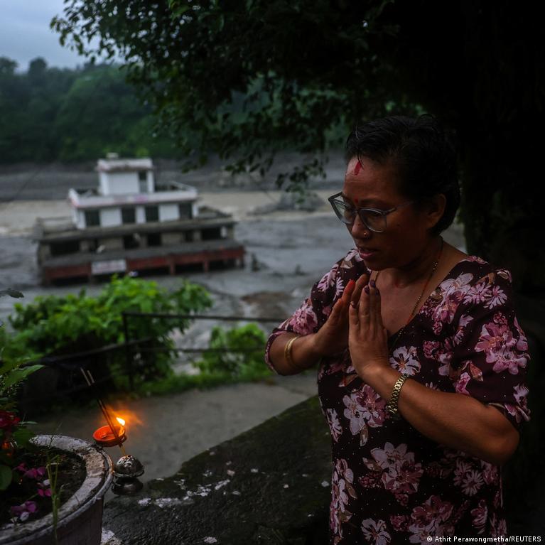 灾区失联人数逼近3000 幸存者讲述获救经历