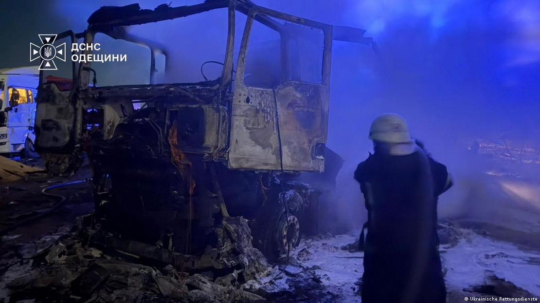 Bomberos trabajan tratando de apagar las llamas tras un ataque de Rusia en Odesa. Bomberos trabajan tratando de apagar las llamas tras un ataque de Rusia en Odesa.