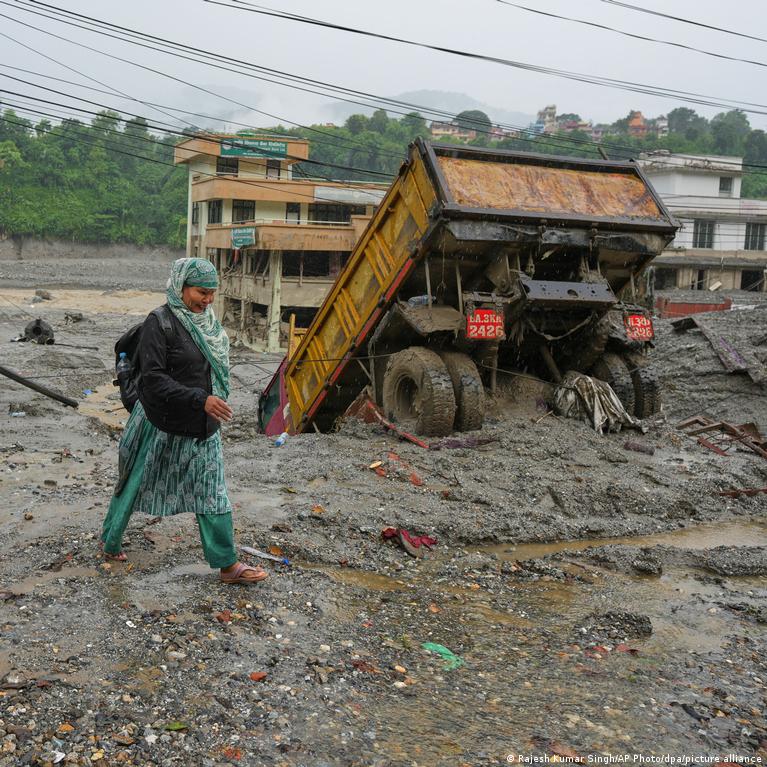 Sel felaketi: Nepal ve Çin'de kayıp sayısı 3 bini aştı