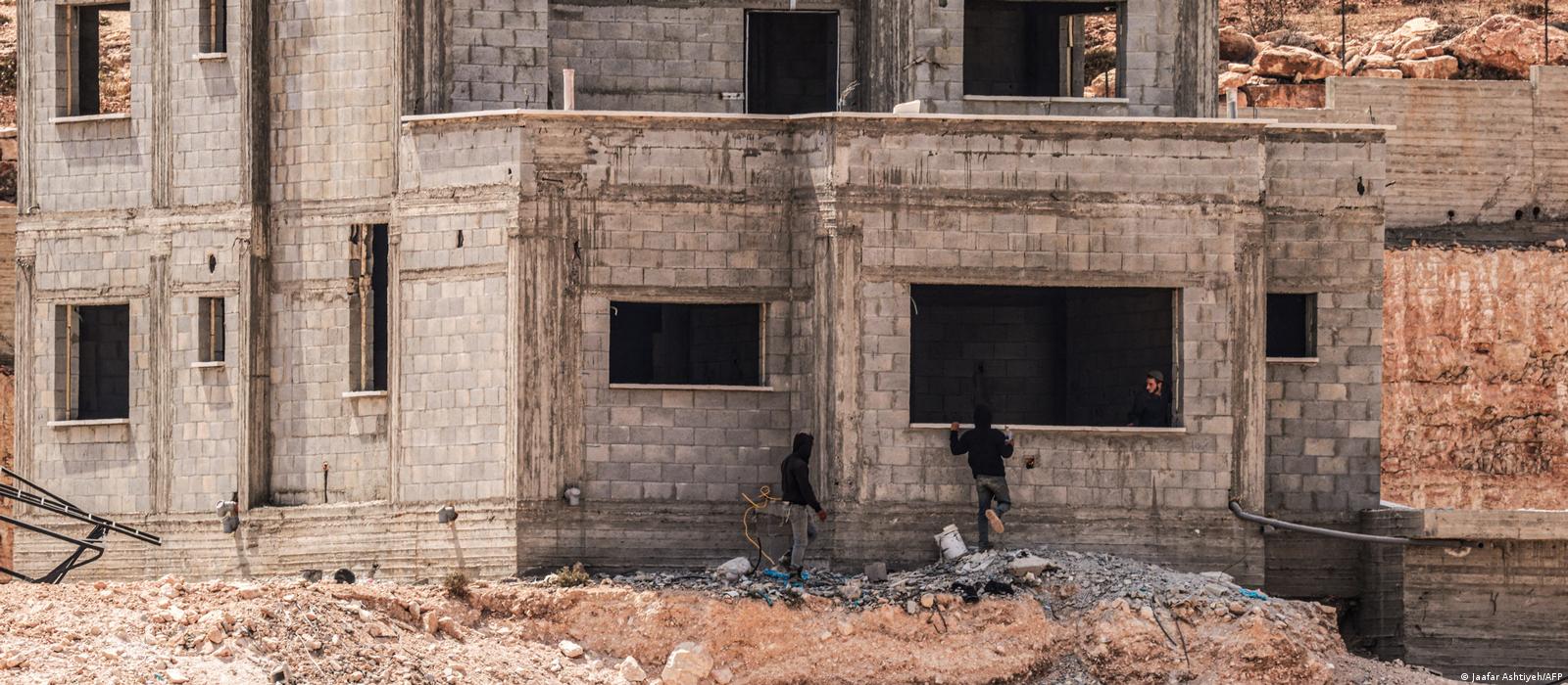 Israeli settlers attack Palestinian homes in West Bank