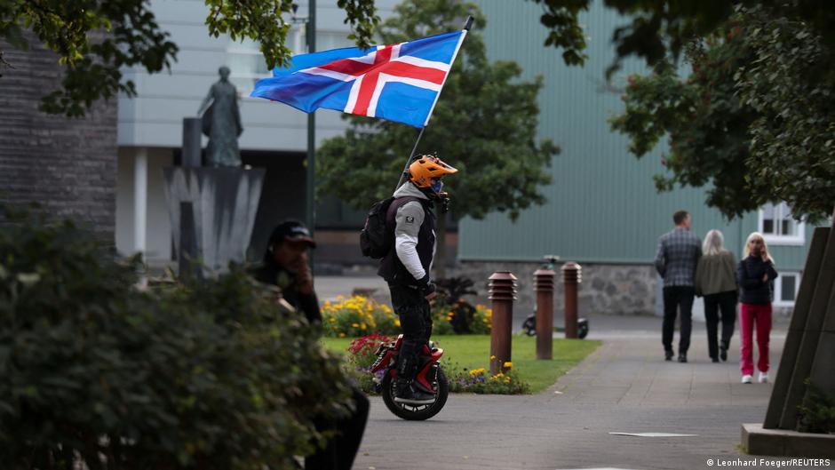 Iceland's EU referendum edges closer to 'no'