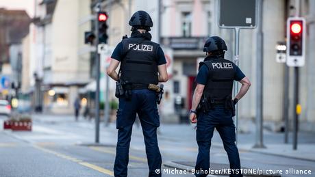 Nach den Schüssen in der Innenstadt von Aarau sichert die Polizei das Gebiet ab