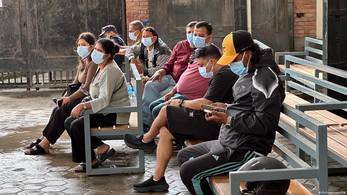 图为加德满都特里布万大学医学研究所，哀伤的亲属们正等待着遇难者的遗体确认与移交。