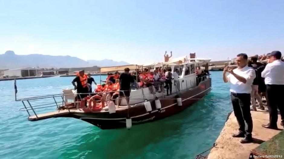 انقلاب عبارة تقل أكثر من 260 شخصًا قبالة قبرص