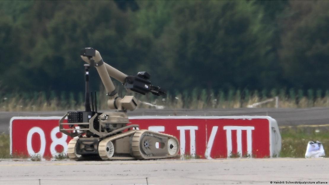 Leipzig Havalimanı'nda bomba yüklü İHA robot tarafından etkisiz hale getirilirken. Leipzig Havalimanı'nda bomba yüklü İHA robot tarafından etkisiz hale getirilirken.