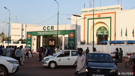 Niger Niamey 2026 | Des véhicules et des piétons devant le bâtiment du Conseil consultatif pour la refondation (CCR) à la suite d'une attaque menée par des mutins contre l'aéroport et la présidence à Niamey, au Niger, le 29 août 2026
