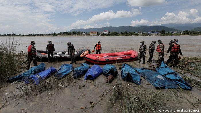 Nepal tem enterros coletivos após enxurrada matar quase mil