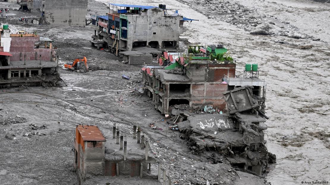 Casas destruídas em cenário cheio de lama