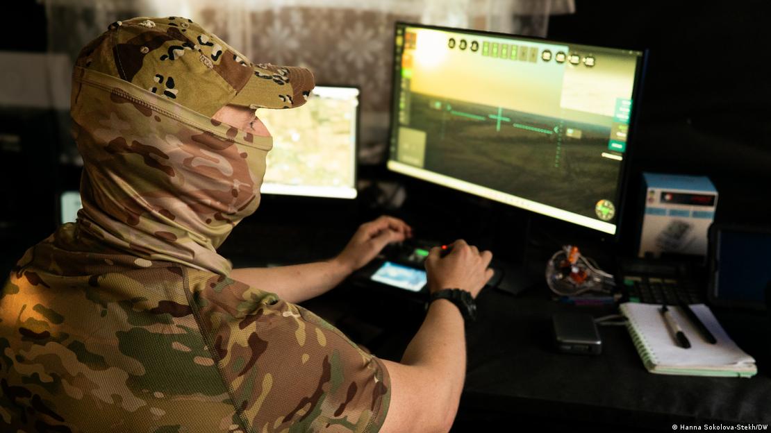 Боец управлява тежък атакуващ дрон „Heavy Shot“. 