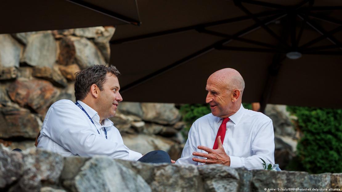 Ministri gjerman i Financave, Lars Klingbeil duke biseduar me ministrin britanik të Financave, John Healey